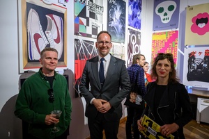 Wystawa: 6. Międzynarodowe Konfrontacje Plakatu Studenckiego - Bartłomiej Bałut oraz Prezydent Miasta Tarnowa Jakub Kwaśny i Pani Dziekan Wydziały Sztuki Akademii Tarnowskiej Agnieszka Bartak-Lisikiewicz