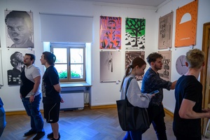 Wystawa: 6. Międzynarodowe Konfrontacje Plakatu Studenckiego - Publiczność oglądająca wystawę.