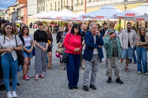 Wystawa: 6. Międzynarodowe Konfrontacje Plakatu Studenckiego - Publiczność podczas otwarcia wystawy na tarnowskim Rynku.