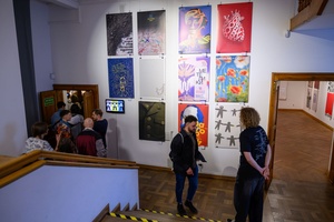 Wystawa: 6. Międzynarodowe Konfrontacje Plakatu Studenckiego - Publiczność oglądająca wystawę.