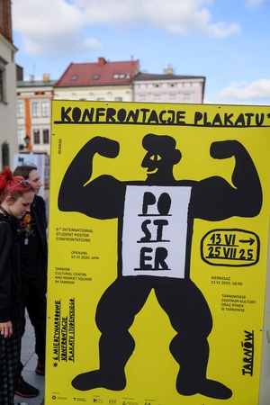 Wystawa: 6. Międzynarodowe Konfrontacje Plakatu Studenckiego - Publiczność oglądająca część wystawy prezentowanej na tarnowskim Rynku.