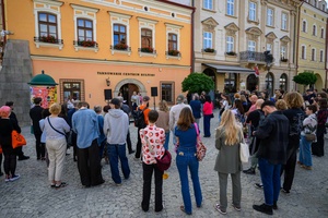 Wystawa: 6. Międzynarodowe Konfrontacje Plakatu Studenckiego - Publiczność podczas otwarcia wystawy na tarnowskim Rynku.