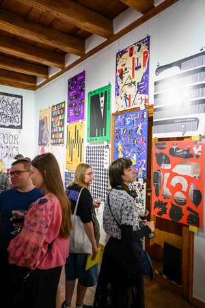 Wystawa: 6. Międzynarodowe Konfrontacje Plakatu Studenckiego - Publiczność oglądająca wystawę.