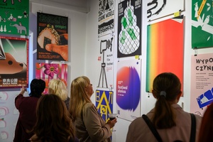 Wystawa: 6. Międzynarodowe Konfrontacje Plakatu Studenckiego - Publiczność oglądająca wystawę.