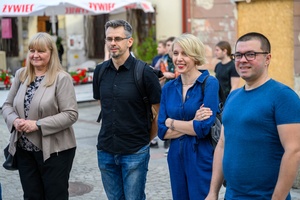 Wystawa: 6. Międzynarodowe Konfrontacje Plakatu Studenckiego - Publiczność podczas otwarcia wystawy na tarnowskim Rynku.