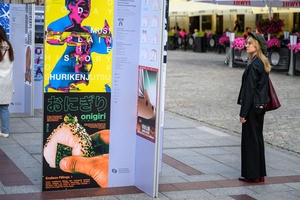 Wystawa: 6. Międzynarodowe Konfrontacje Plakatu Studenckiego - Publiczność oglądająca część wystawy prezentowanej na tarnowskim Rynku.