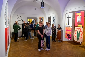 Wystawa: 6. Międzynarodowe Konfrontacje Plakatu Studenckiego - Publiczność oglądająca wystawę.