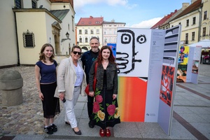 Wystawa: 6. Międzynarodowe Konfrontacje Plakatu Studenckiego - Publiczność pozująca do zdjęcia przy wystawie prezentowanej na tarnowskim Rynku.