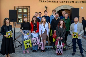Wystawa: 6. Międzynarodowe Konfrontacje Plakatu Studenckiego - Pani Dziekan Wydziały Sztuki Akademii Tarnowskiej Agnieszka Bartak-Lisikiewicz z lewej i kurator wystawy Wojciech Kołek z prawej oraz nagrodzeni w konkursie studenci i ich wykładowcy.