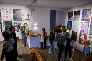 Wystawa: 6. Międzynarodowe Konfrontacje Plakatu Studenckiego - Publiczność oglądająca wystawę.
