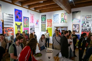 Wystawa: 6. Międzynarodowe Konfrontacje Plakatu Studenckiego - Publiczność oglądająca wystawę.