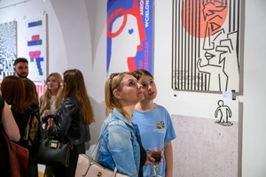 Wystawa: 6. Międzynarodowe Konfrontacje Plakatu Studenckiego - Publiczność oglądająca wystawę.