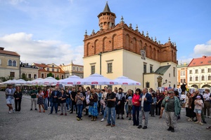 Wystawa: 6. Międzynarodowe Konfrontacje Plakatu Studenckiego - Publiczność podczas otwarcia wystawy na tarnowskim Rynku.