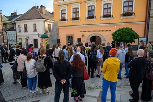 Wystawa: 6. Międzynarodowe Konfrontacje Plakatu Studenckiego - Publiczność podczas ogłoszenia wyników konkursu na tarnowskim Rynku.
