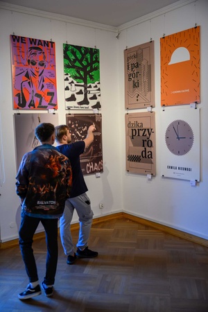 Wystawa: 6. Międzynarodowe Konfrontacje Plakatu Studenckiego - Publiczność oglądająca wystawę.