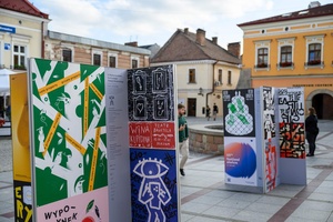 Wystawa: 6. Międzynarodowe Konfrontacje Plakatu Studenckiego - Publiczność oglądająca część wystawy prezentowanej na tarnowskim Rynku.