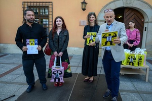 Wystawa: 6. Międzynarodowe Konfrontacje Plakatu Studenckiego - Kurator wystawy Wojciech Kołek odczytuje wyniki konkursu.