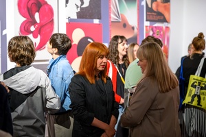 Wystawa: 6. Międzynarodowe Konfrontacje Plakatu Studenckiego - Publiczność oglądająca wystawę.