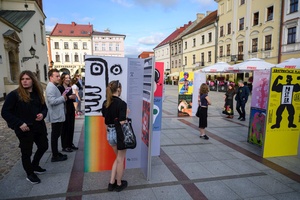 Wystawa: 6. Międzynarodowe Konfrontacje Plakatu Studenckiego - Publiczność oglądająca część wystawy prezentowanej na tarnowskim Rynku.