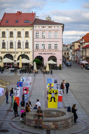Wystawa: 6. Międzynarodowe Konfrontacje Plakatu Studenckiego - Publiczność oglądająca część wystawy prezentowanej na tarnowskim Rynku.