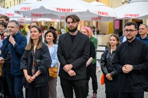 Wystawa: 6. Międzynarodowe Konfrontacje Plakatu Studenckiego - Publiczność podczas otwarcia wystawy na tarnowskim Rynku.