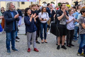 Wystawa: 6. Międzynarodowe Konfrontacje Plakatu Studenckiego - Publiczność podczas otwarcia wystawy na tarnowskim Rynku.