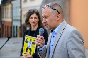 Wystawa: 6. Międzynarodowe Konfrontacje Plakatu Studenckiego - Pani Dziekan Wydziały Sztuki Akademii Tarnowskiej Agnieszka Bartak-Lisikiewicz oraz kurator wystawy Wojciech Kołek podczas przemowy w trakcie otwarcia na tarnowskim Rynku.