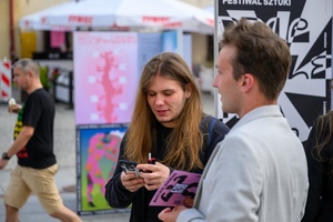 Wystawa: 6. Międzynarodowe Konfrontacje Plakatu Studenckiego - Publiczność oglądająca część wystawy prezentowanej na tarnowskim Rynku.