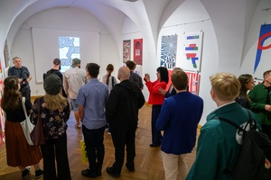 Wystawa: 6. Międzynarodowe Konfrontacje Plakatu Studenckiego - Publiczność oglądająca wystawę.