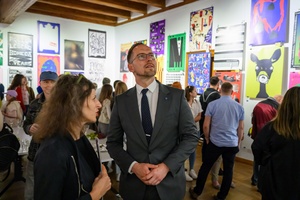 Wystawa: 6. Międzynarodowe Konfrontacje Plakatu Studenckiego - Pani Dziekan Wydziały Sztuki Akademii Tarnowskiej Agnieszka Bartak-Lisikiewicz i Prezydent Miasta Tarnowa Jakub Kwaśny