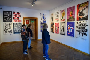 Wystawa: 6. Międzynarodowe Konfrontacje Plakatu Studenckiego - Publiczność oglądająca wystawę.