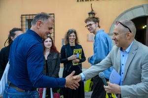 Wystawa: 6. Międzynarodowe Konfrontacje Plakatu Studenckiego - Moment składania gratulacji i wręczania nagrody.