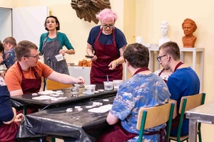 Warsztaty ceramiczne "Wzorzysty kafelek" - Uczestnicy warsztatów z koordynatorka Dorotą Omylską