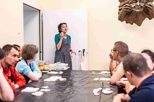 Warsztaty ceramiczne "Wzorzysty kafelek" - Uczestnicy warsztatów z prowadzącą Renatą Stadler