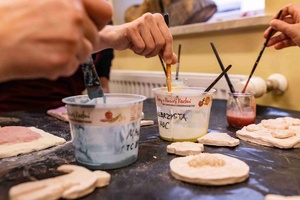 Warsztaty ceramiczne "Wzorzysty kafelek" - Uczestnicy warsztatów podczas pracy