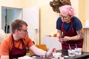 Warsztaty ceramiczne "Wzorzysty kafelek" - Uczestnicy warsztatów z koordynatorka Dorotą Omylską