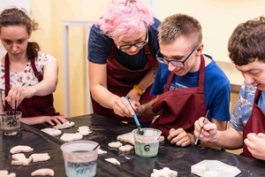 Warsztaty ceramiczne "Wzorzysty kafelek" - Uczestnicy warsztatów podczas pracy