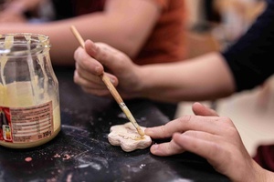 Warsztaty ceramiczne "Wzorzysty kafelek" - Uczestnicy warsztatów podczas pracy