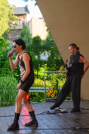 ZDEARZENIA 2025: Renata Przemyk - Na scenie śpiewająca Renata Przemyk, w tle gitarzysta Grzegorz Palka