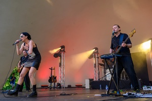 ZDEARZENIA 2025: Renata Przemyk - Na scenie śpiewająca Renata Przemyk i grający na basie Piotr Wojtanowski