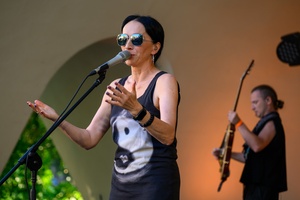 ZDEARZENIA 2025: Renata Przemyk - Na scenie śpiewająca Renata Przemyk