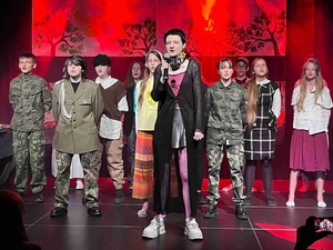 Spektakl "Piekło-niebo" - Aktorzy na scenie w trakcie spektaklu