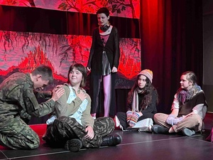 Spektakl "Piekło-niebo" - Aktorzy na scenie w trakcie spektaklu