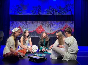 Spektakl "Piekło-niebo" - Aktorzy na scenie w trakcie spektaklu