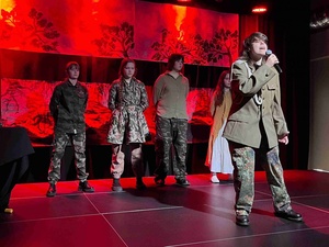 Spektakl "Piekło-niebo" - Aktorzy na scenie w trakcie spektaklu