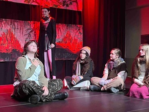 Spektakl "Piekło-niebo" - Aktorzy na scenie w trakcie spektaklu