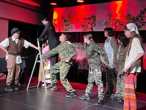 Spektakl "Piekło-niebo" - Aktorzy na scenie w trakcie spektaklu