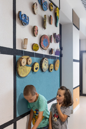 Wernisaż i prezentacja prac grup stałych - Uczestnicy zajęć wraz z rodzinami podczas wernisażu