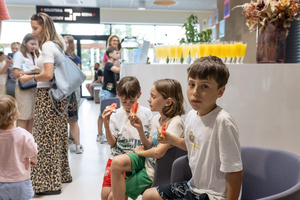 Wernisaż i prezentacja prac grup stałych - Uczestnicy zajęć wraz z rodzinami podczas wernisażu