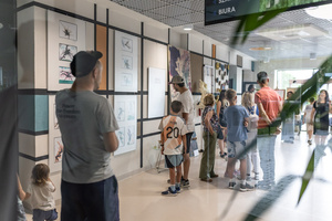 Wernisaż i prezentacja prac grup stałych - Uczestnicy zajęć wraz z rodzinami podczas wernisażu